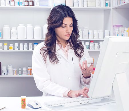 Farmacia María Begoña Ugarte registrando medicamentos